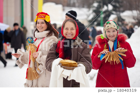 Women during Shrovetide 18040319