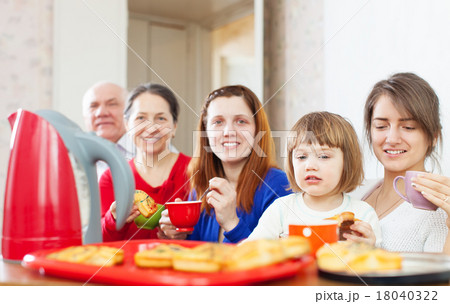 family communicate around tea table 18040322