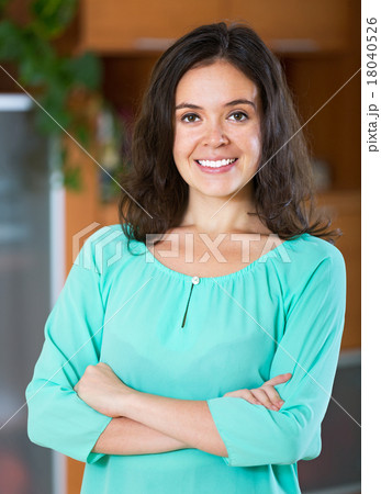 smiling brunette 18040526