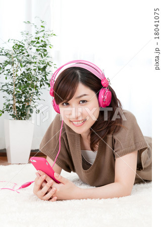 女性　プライベート　音楽鑑賞　ヘッドホン　携帯電話 18041075