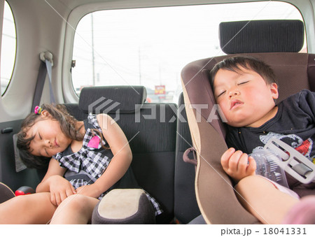 車で眠る子供 車で眠る子供 18041331