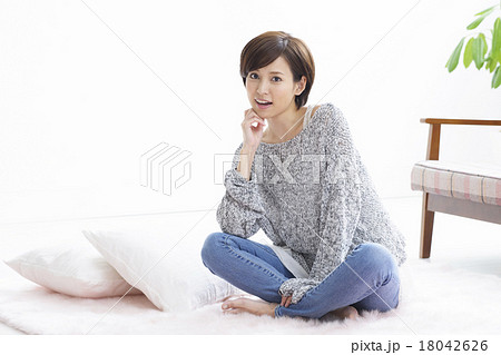 若い女性 18042626