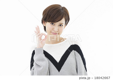 若い女性 若い女性 18042667