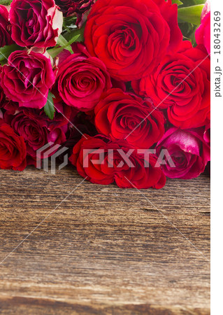 pile of red roses 18043269