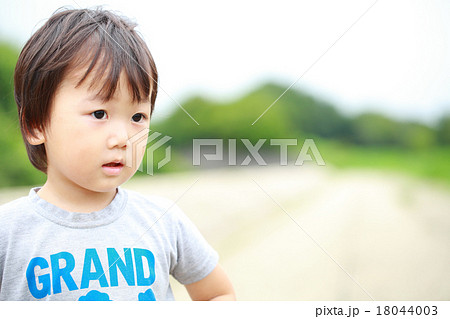 2歳のかわいい男の子の写真素材 18044003 Pixta