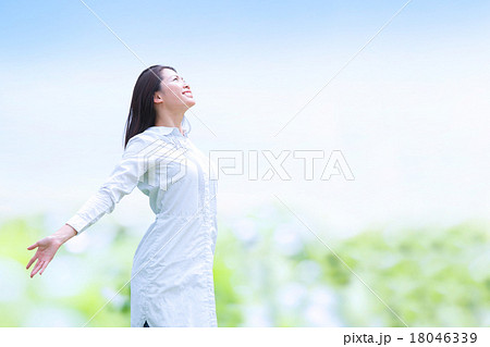 深呼吸する女性 深呼吸する女性 18046339