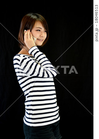 スマートフォンで話す若い女性 スマートフォンで話す若い女性 18046513