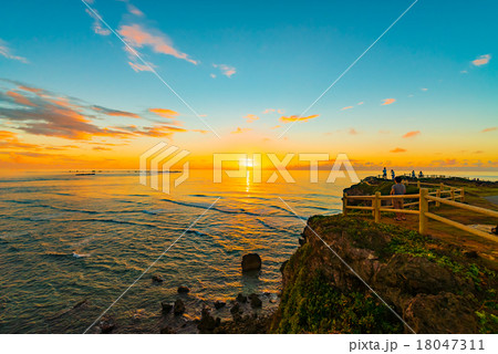 沖縄、日の出、朝焼け、海、風景 18047311