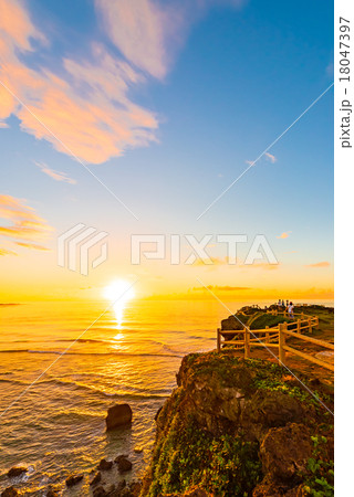 沖縄、日の出、朝焼け、海、風景 沖縄、日の出、朝焼け、海、風景 18047397