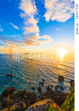 沖縄 日の出 朝焼け 海 風景の写真素材
