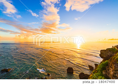 沖縄 日の出 朝焼け 海 風景の写真素材