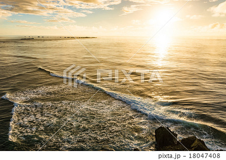 沖縄、日の出、朝焼け、海、風景 18047408