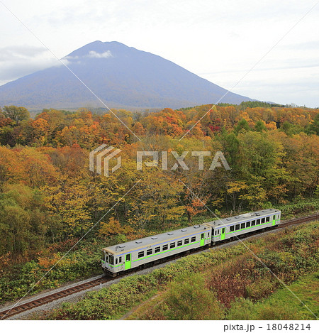 紅葉の函館本線と羊蹄山の写真素材