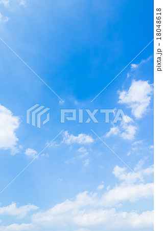 雲　積雲　雲片　青い空　一般的な空と雲　白い雲　秋の空　背景用素材　クラウド　青空　合成用背景 18048618