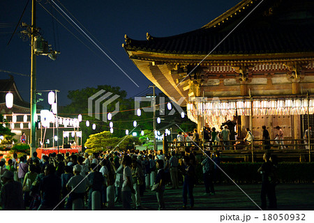 四天王寺で毎夏行われる裏お盆「菊水丸」の盆踊り 四天王寺で毎夏行われる裏お盆「菊水丸」の盆踊り 18050932