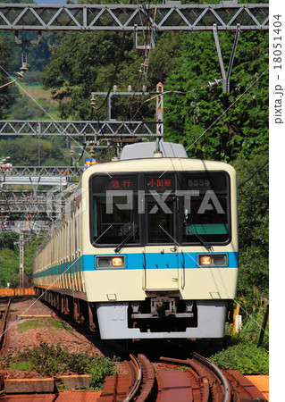 山間部を行く小田急8000形 18051404