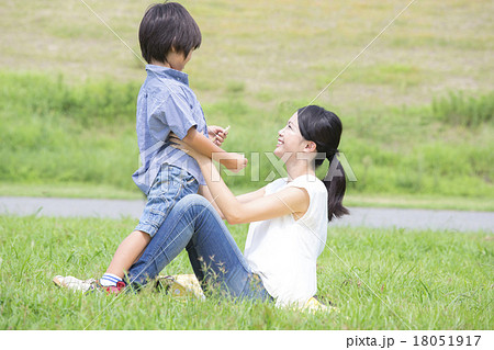 草原で遊ぶ女性と子供の写真素材