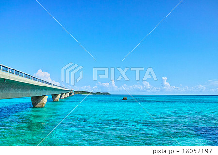 エメラルドグリーンの海と池間大橋 エメラルドグリーンの海と池間大橋 18052197
