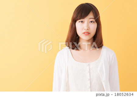 若い女性ポートレート 若い女性ポートレート 18052634