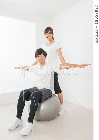 ヤング カップルイメージ 18052927