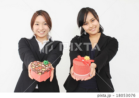 可愛い女の子たちからのバレンタインデー 可愛い女の子たちからのバレンタインデー 18053076