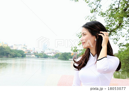 湖畔のベトナム女性 湖畔のベトナム女性 18053077