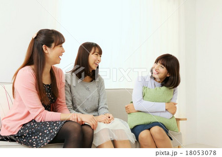 綺麗な女子大生たちのガールズトーク 綺麗な女子大生たちのガールズトーク 18053078