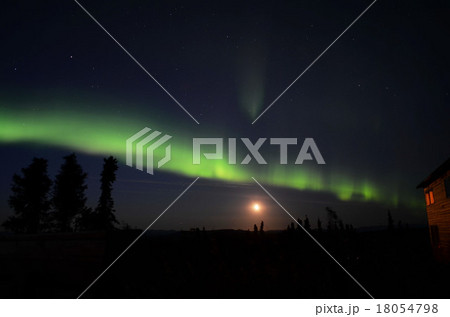 アラスカの夜空に輝く光のカーテン、神秘のオーロラ アラスカの夜空に輝く光のカーテン、神秘のオーロラ 18054798