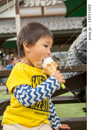 ソフトクリームを食べる男の子の写真素材