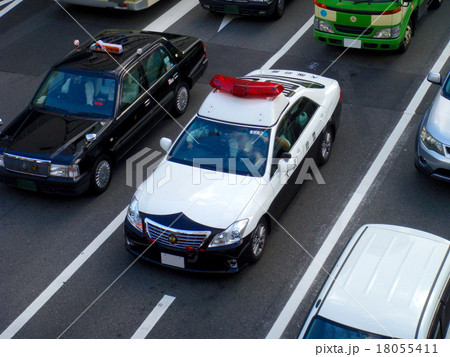 パトカー走行シーン（大阪） 18055411