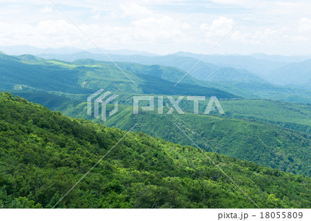 夏の月山の山脈 夏の月山の山脈 18055809
