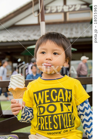 ソフトクリームを食べる男の子の写真素材