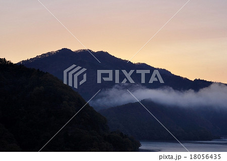 夜明けの高取山と仏果山 夜明けの高取山と仏果山 18056435