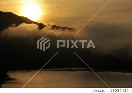 滲む朝陽の輝き 滲む朝陽の輝き 18056436