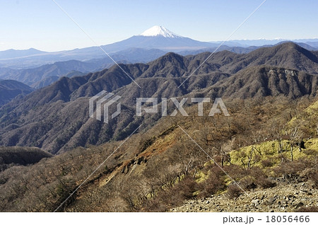 丹沢の山並みと富士山の眺望 18056466