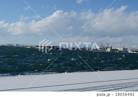 荒れている港 荒れている港 18056492