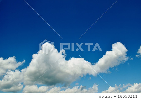 初夏の空と雲 18058211