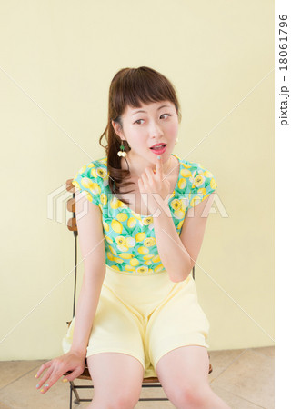 椅子に座る女性 椅子に座る女性 18061796