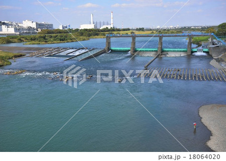 コバルトブルーの寒川取水堰の水面 コバルトブルーの寒川取水堰の水面 18064020