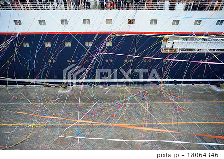 大型客船出港時の風景 18064346