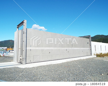 防潮堤に閘門が設置されました 防潮堤に閘門が設置されました 18064519