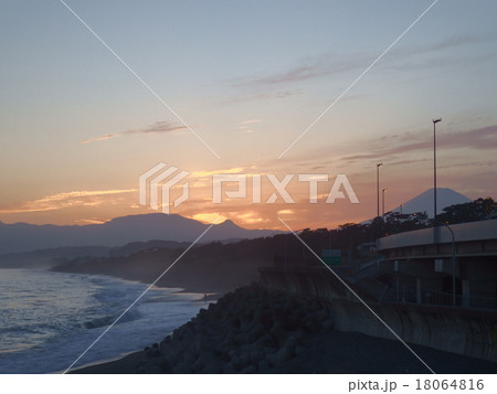 夕暮れの海岸線 夕暮れの海岸線 18064816