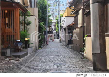 神楽坂の裏通り（石畳）を歩く観光客（夫婦・カップル）の画像 18065234