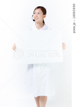 メッセージパネルを持つオペレータ・ナース 目線外し メッセージパネルを持つオペレータ・ナース 目線外し 18065690