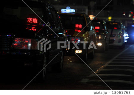 駅前で客待ちをするタクシーの画像 18065763