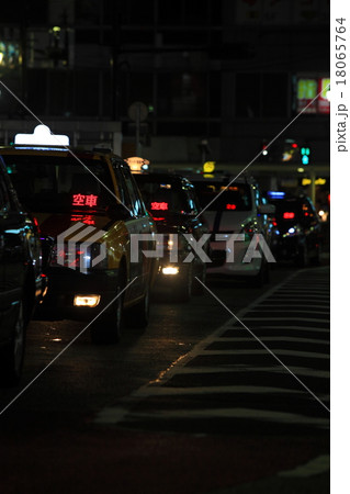 駅前で客待ちをするタクシーの写真 18065764