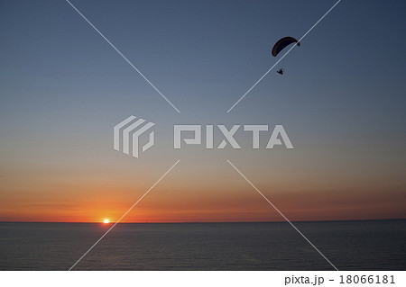 ハングライダー 夕陽の海を飛ぶ 18066181