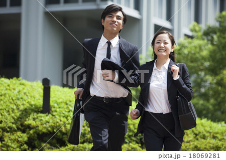 若い会社員の男女 18069281