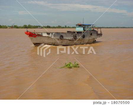 メコン河の河口付近をゆく舟（ミトー／ベトナム） 18070500
