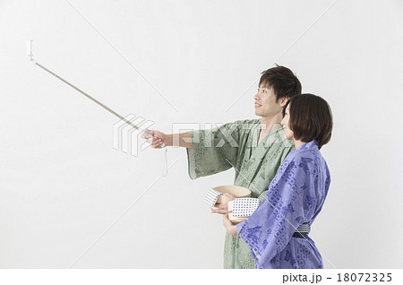 温泉地で自撮り棒の写真素材